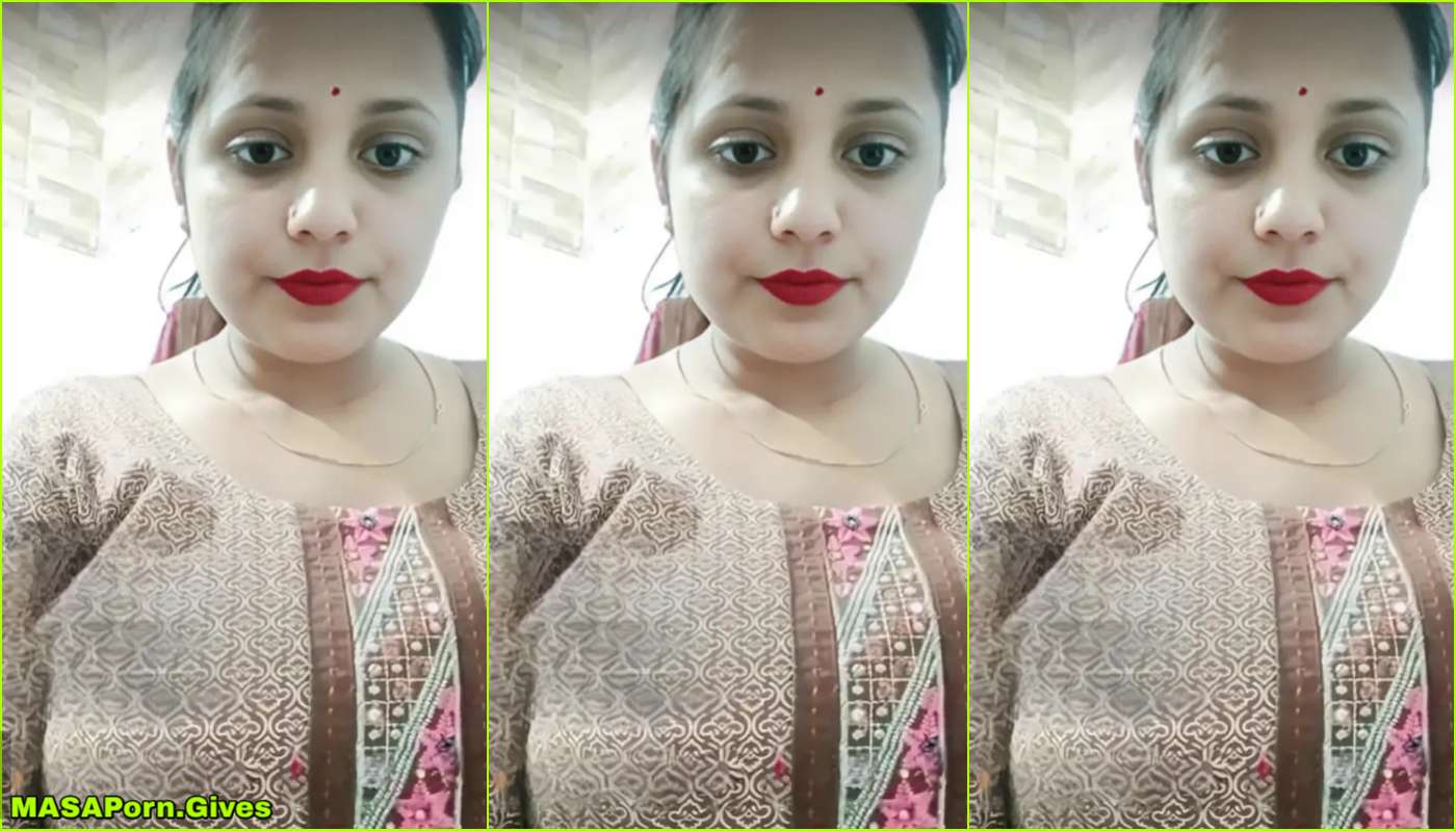 Desi Bhabhi Flashes Her Huge Boobs on Live Stream
