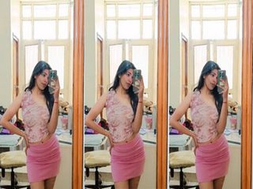 Sexy Indian mall Shows Her Boobs part 1